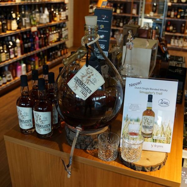 De nieuwe Smuggler's Trail blended whisky van Millstone. 
Een single blend van drie whisky's van Zuidam Distillers.